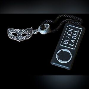 925 Sterling Silver
Vintage Black
Label Marcasite
Masquerade Mask
Charm Pendant